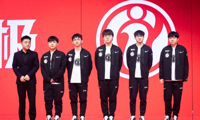 她不仅在击 她不仅在击